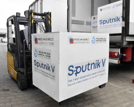 ２０２１年３月、ハンガリーの首都ブダペストでトラックから搬出されるロシアの新型コロナワクチン「スプートニクＶ」（ＡＰ＝共同）