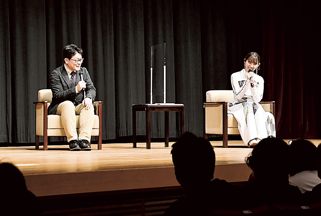 映画の撮影秘話などを語る小沼監督（左）と浅川さん＝小山町の町総合文化会館