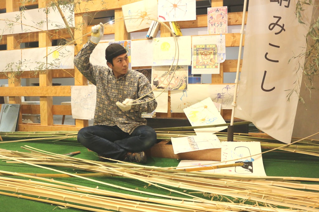富士市内で切り出した竹を使って創作に取り組む野口さん＝同市