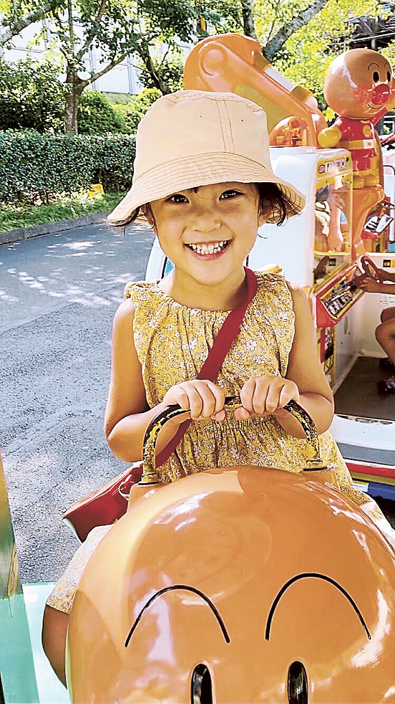 動物園の乗り物で笑顔を見せる河本千奈ちゃん。明るくて活発な女の子だった＝２０２２年８月、静岡市内（両親提供）