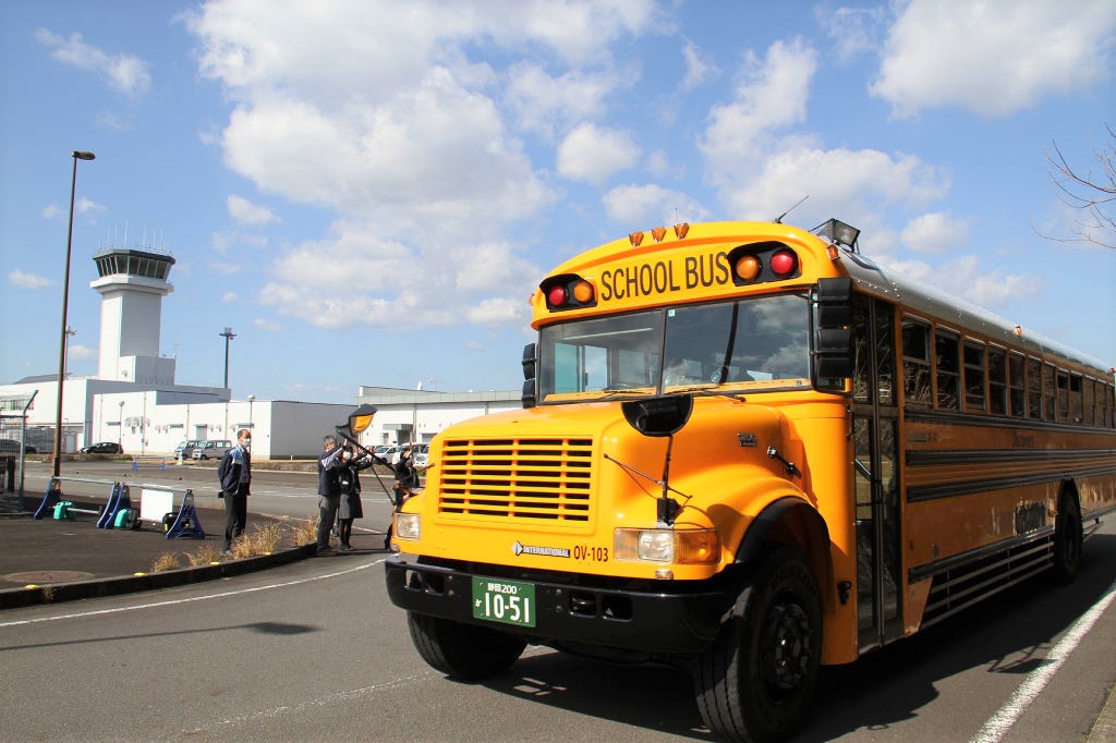実際のツアーに即して行われたスクールバスの試乗会＝富士山静岡空港