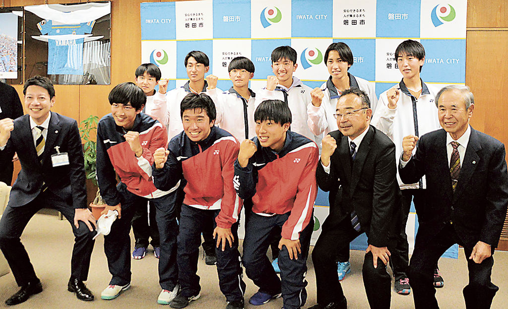 全国大会への意気込みを語った磐田東高男子テニス部の選手ら＝磐田市役所