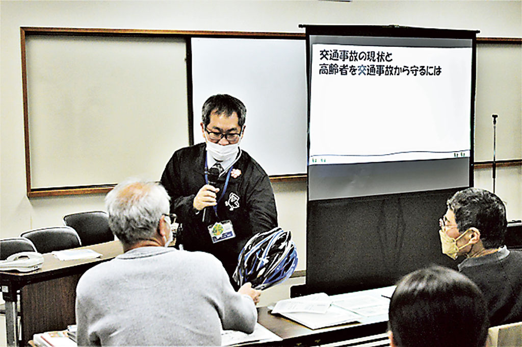 自転車ヘルメットの重要性を訴える県職員＝浜松市中区