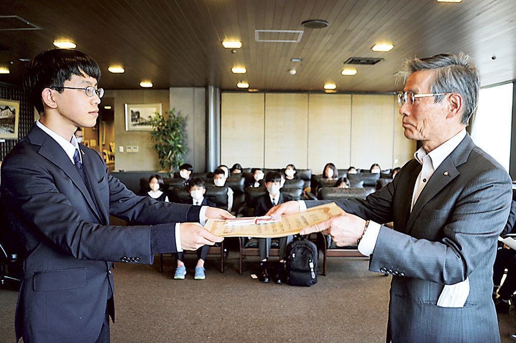 表彰状を杉山理事長から受け取る海野さん（左）＝静岡市葵区