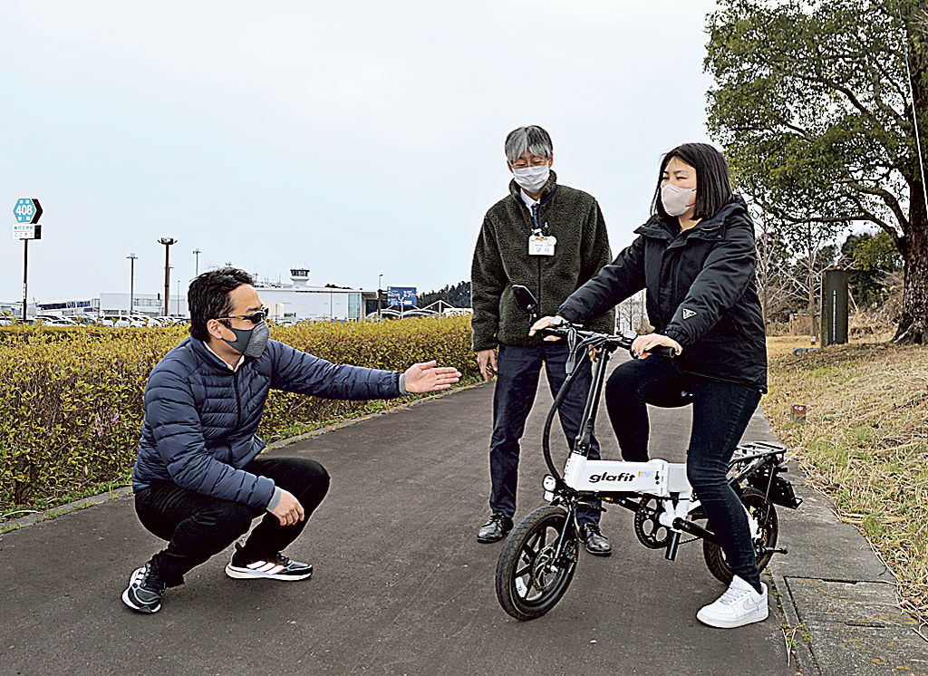 静岡空港周辺での新モビリティ導入実証実験に向け、電動バイクを試す島田市の職員＝牧之原市内