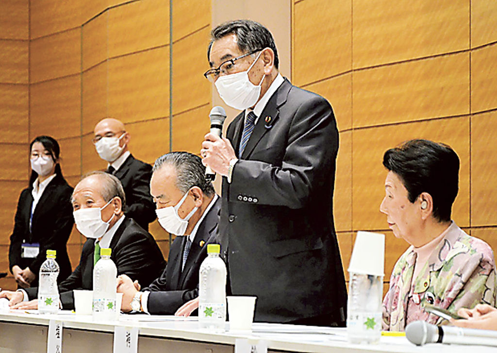 集会であいさつする救援議連の塩谷立会長（右から２人目）。右隣は袴田さんの姉ひで子さん＝６日午後、東京都内