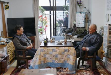 自宅でくつろぐ田沢憲郎さん（右）と妻トキイさん。近所で他に戻った住民はいないが、「やっぱり家はゆったりできる」と穏やかな時間を過ごしている＝２月、福島県大熊町