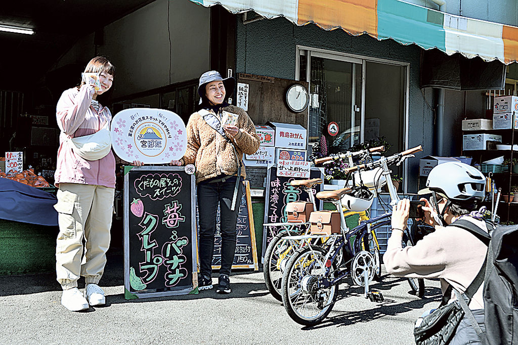 自転車での散策を撮影する出演者ら＝富士宮市大中里