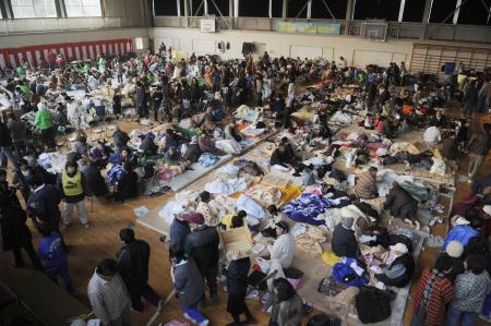東日本大震災で開設された一般の避難所。体調が悪化する高齢者や障害者も多かった＝２０１１年３月、宮城県気仙沼市