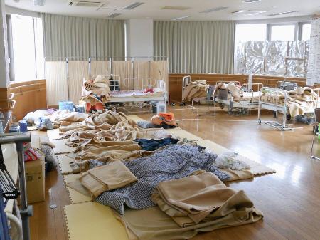 東日本大震災の直後に仙台市に開設された福祉避難所＝２０１１年（同市障害者福祉協会提供）