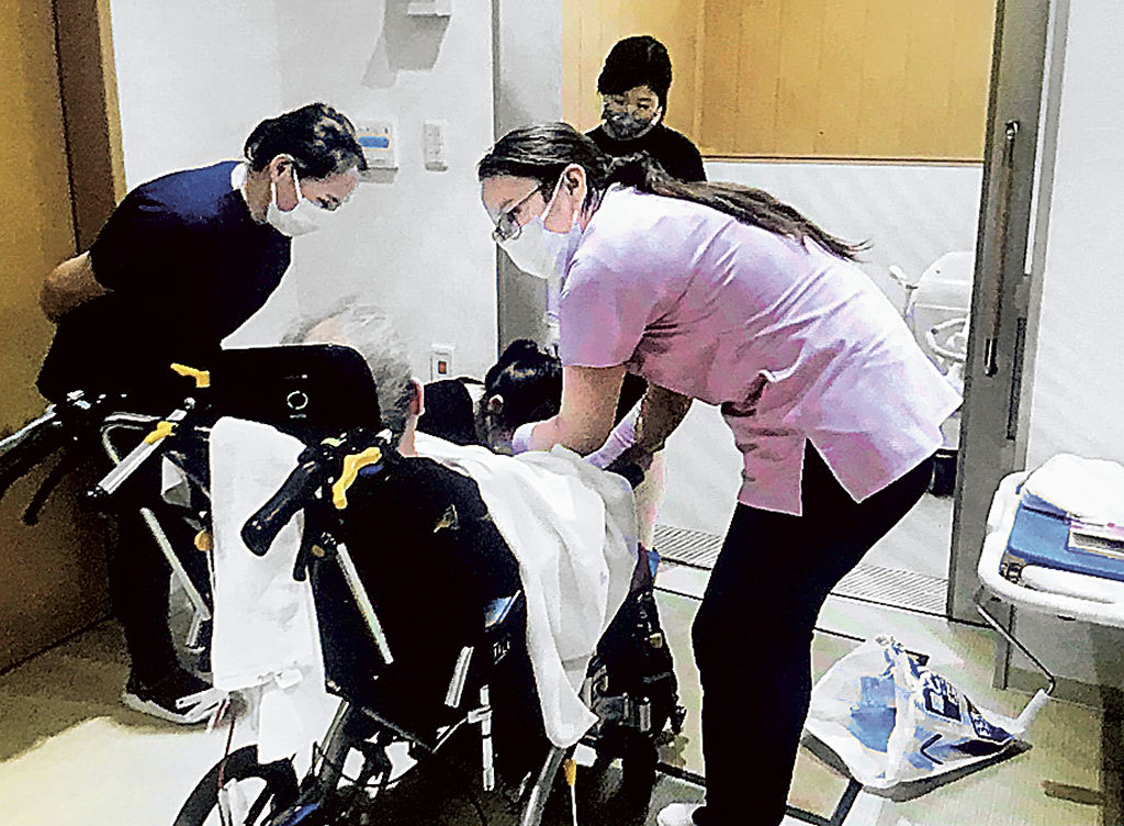 県内施設で介護実習を行うモンゴルの看護師。県は人手不足解消に向け同国で合同面接会を開催する＝１月下旬、静岡市清水区