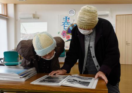 「思い出の品」の返却会に参加した佐々木陽子さん（右）ら＝６日、岩手県陸前高田市