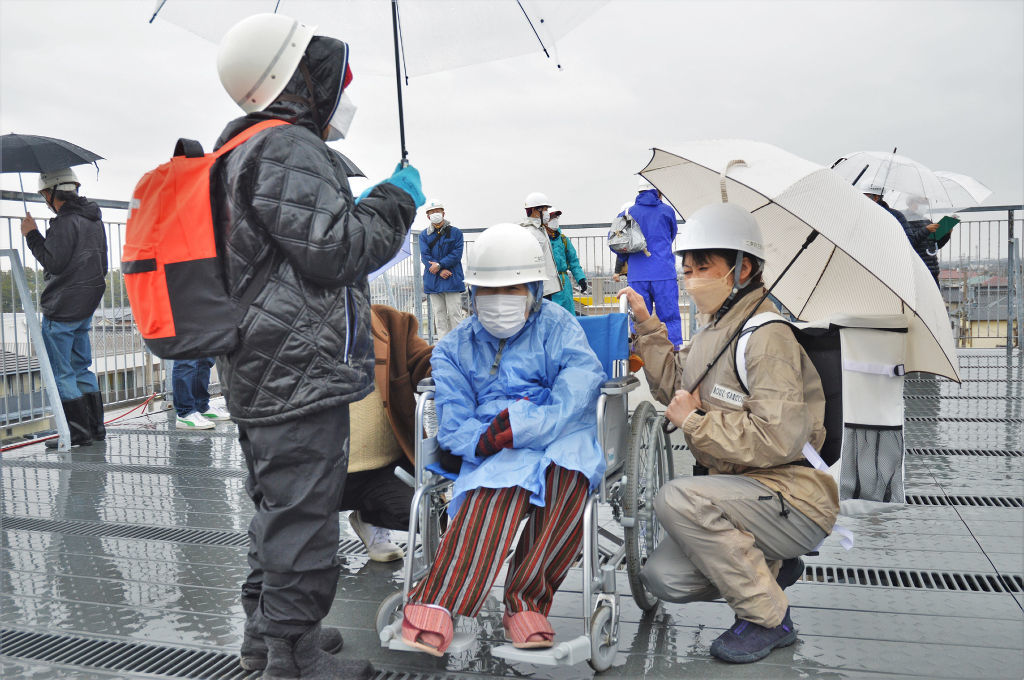 津波避難タワーに車椅子で避難した太田貞子さん（右から２人目）と和加子さん（右）＝５日午前１０時半ごろ、浜松市西区