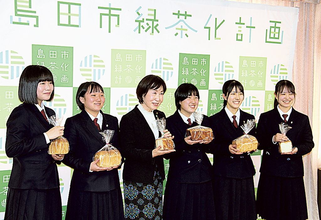 ベーカリーラボとパンを共同開発した島田商高の生徒ら＝島田市役所