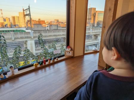 店から新幹線を眺める子ども＝２０２２年１２月２０日、東京都北区