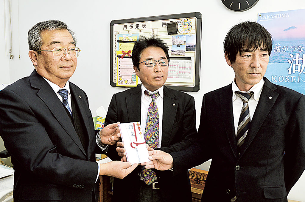 渡辺教育長（左）に浄財を手渡した神藤会長（中）と高柳幹事＝湖西市役所