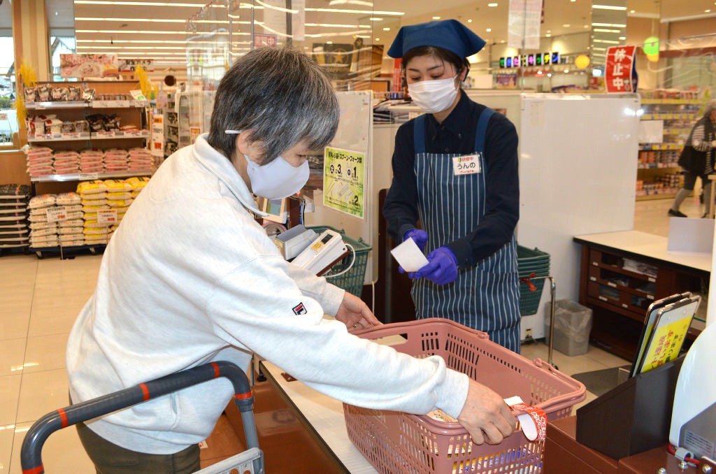 ルールが緩和されたものの、マスクの着用が目立った店内＝１３日午前、静岡市駿河区の田子重西中原店