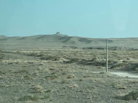 荒涼とした景色が広がるゴビ砂漠＝２０２１年１０月
