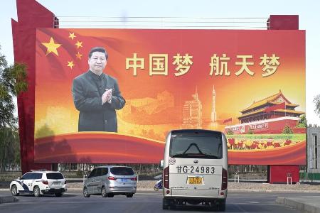 中国・酒泉衛星発射センターに掲げられた習近平国家主席の写真とスローガン「中国の夢、宇宙の夢」＝２０２１年１０月（共同）