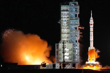 有人宇宙船「神舟１３号」を載せ、打ち上げられるロケット「長征２号Ｆ遥１３」＝２０２１年１０月、中国・酒泉衛星発射センター（共同）