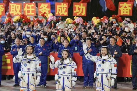 有人宇宙船「神舟１３号」に搭乗する宇宙飛行士＝２０２１年１０月、中国・酒泉衛星発射センター（共同）