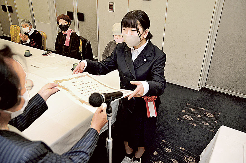 河原会長（左）から表彰状を受け取る大洞さん＝浜松市中区のホテル