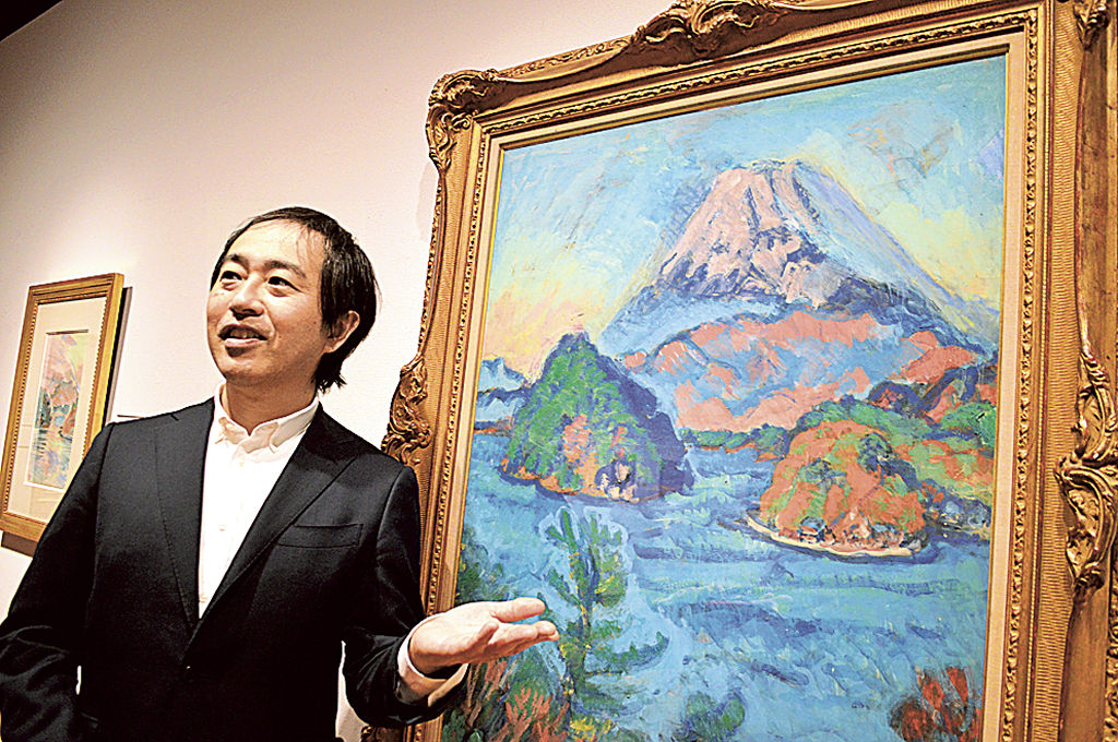 富士山を描いた作品を解説する土森さん＝下田市の上原美術館