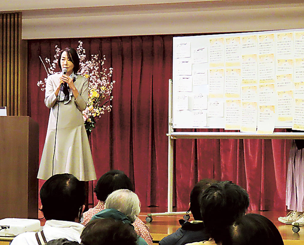 会場の質問にも答えながら、女性議員が増える意義などについて講演した長野さん＝浜松市中区のあいホール