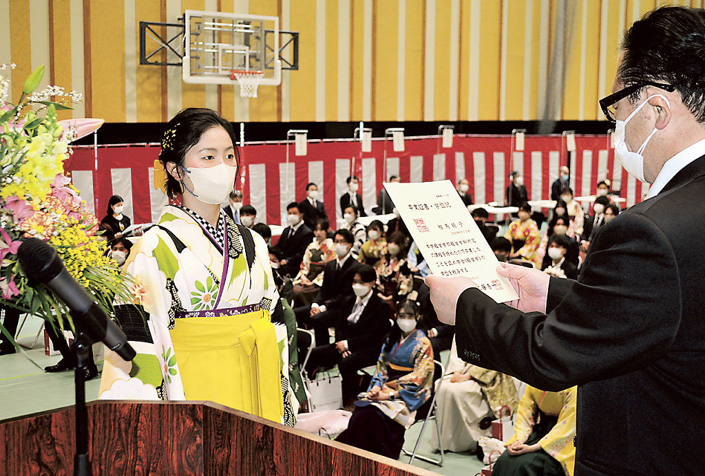 卒業証書を授与される相馬さん（左）＝静岡市駿河区の常葉大静岡草薙キャンパス