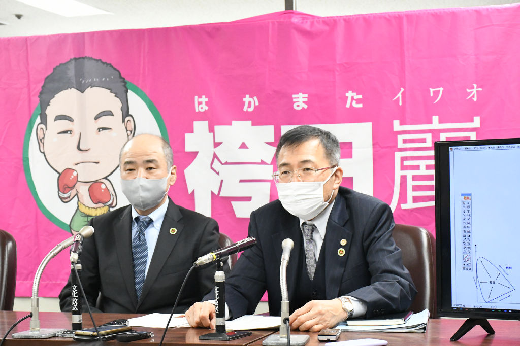 記者会見で東京高検に提出した書面の内容を説明する小川秀世弁護士（右）＝１６日午後、都内