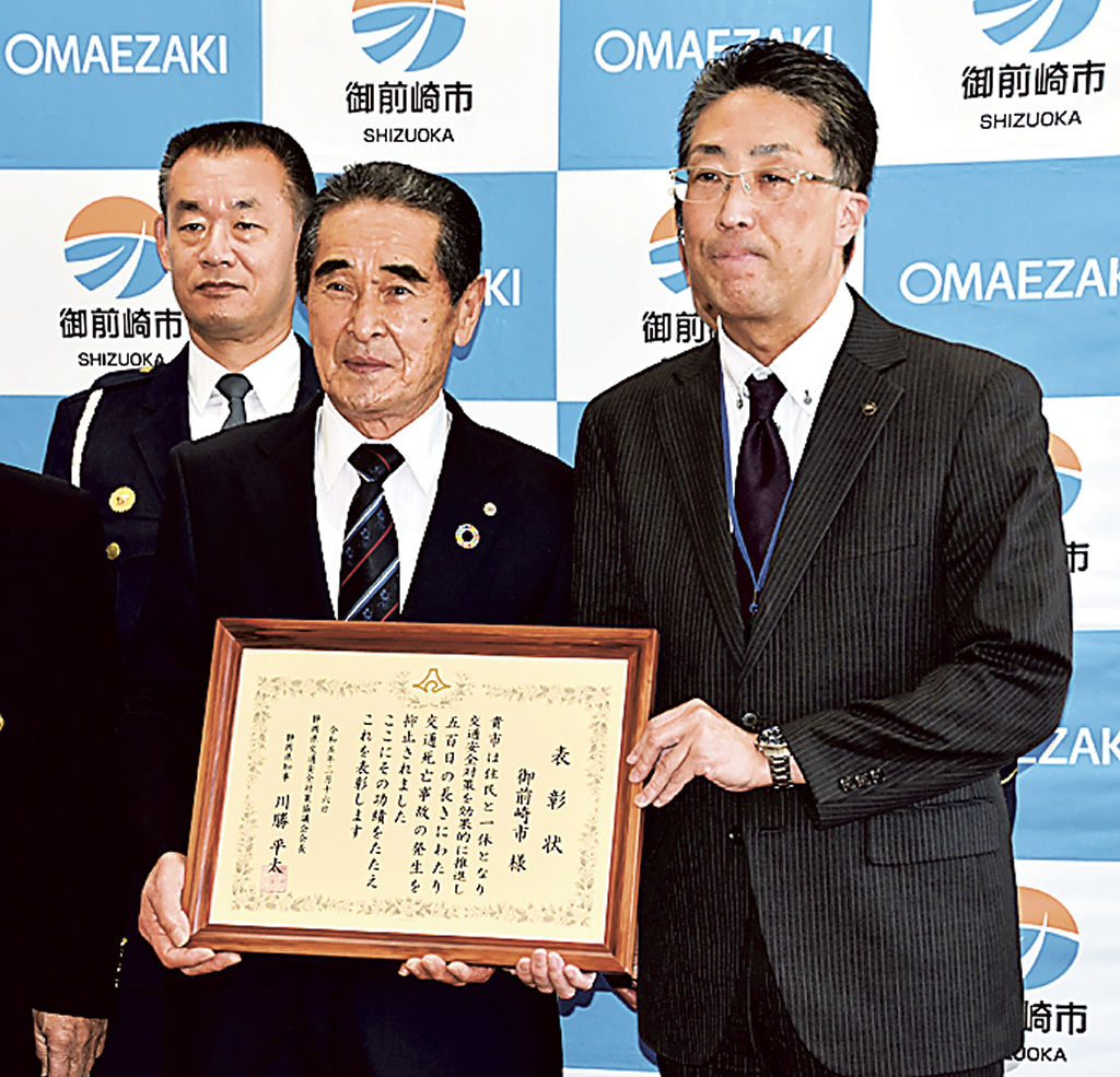 入戸野課長（右）から表彰状を受け取った柳沢市長（中央）＝御前崎市役所