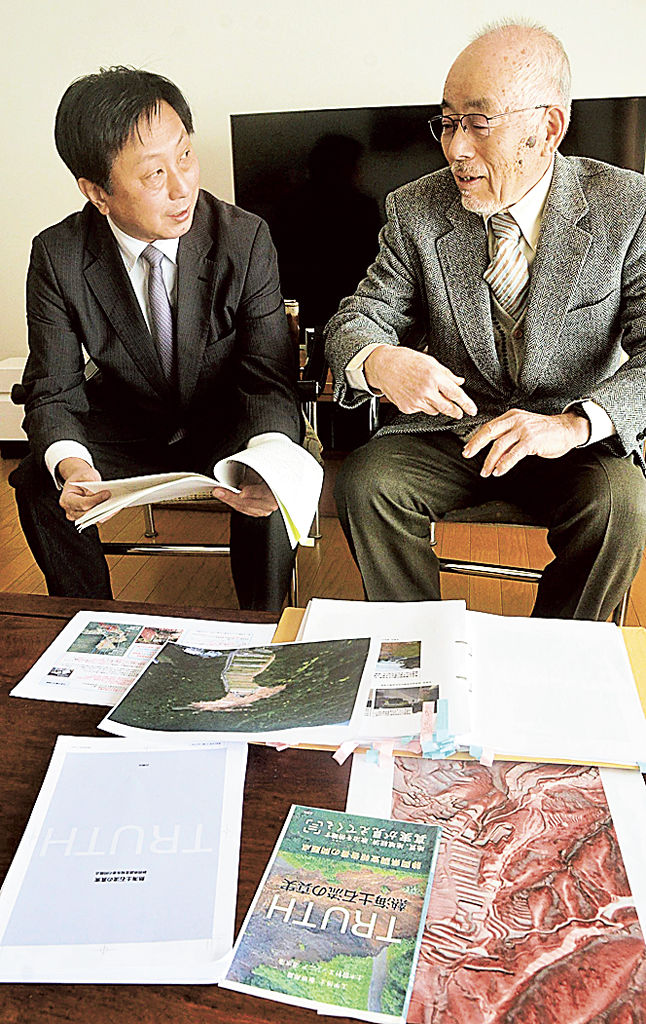 出版に向けて編集作業を進める塩坂邦雄さん（右）と清水浩さん＝３月上旬、静岡市葵区