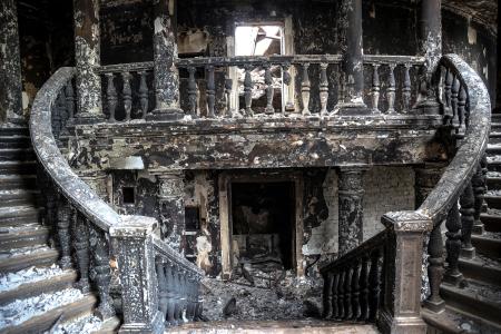 破壊された劇場の内部＝２０２２年４月４日、ウクライナ南東部マリウポリ（ＡＰ＝共同）