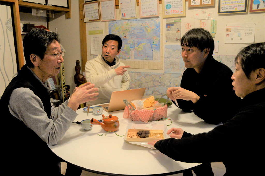 空き家を再生して滞在拠点として活用する八木哲史さん（左端）。全国からアドレスの会員が訪れる＝２月、静岡市駿河区石部