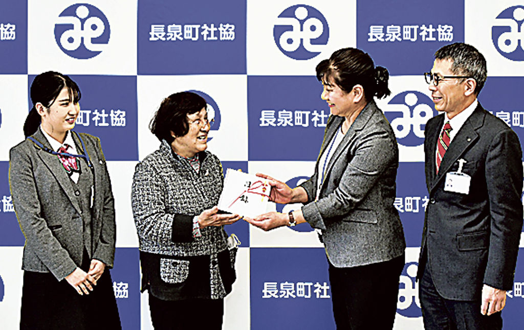 芹沢会長（中央右）に目録を手渡した鈴木会長（中央左）＝長泉町社会福祉協議会
