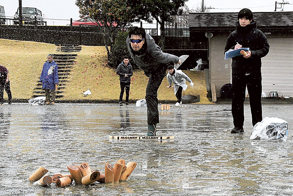 雨の中でも競技を楽しむ参加者たち＝御殿場市の高根ふれあい広場