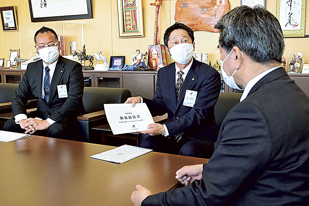 政策提言書について説明する森川会長（左から２人目）＝焼津市役所