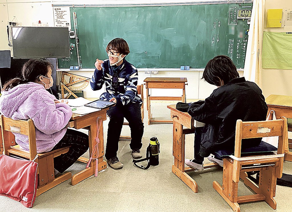 口話やキューサインなどを使った授業を行う県立静岡聴覚特別支援学校。子どもたちの聞こえの状態はさまざまだ＝２月下旬、静岡市駿河区（写真の一部を加工しています）