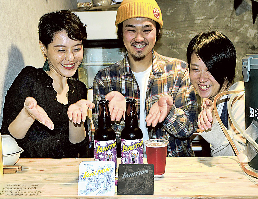 開発したビールを紹介する（左から）望月さん、宮脇さん、牧田さん＝富士市