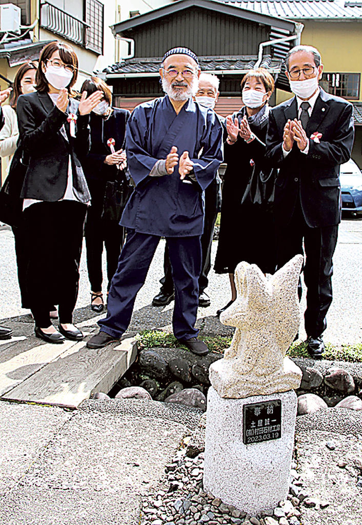 キツネの石像の完成を祝う関係者＝島田市の八重枠稲荷神社