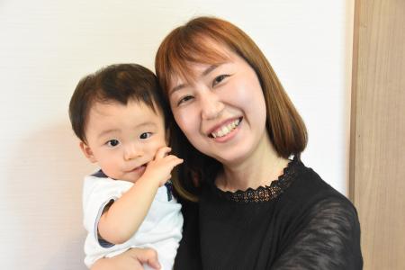 凍結した卵巣を使って出産した越智静香さんと長男・健太くん＝２０２２年９月、兵庫県播磨町