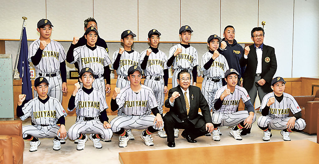 須藤市長に意気込みを語ったフジヤマベースボールクラブの選手たち＝富士宮市役所