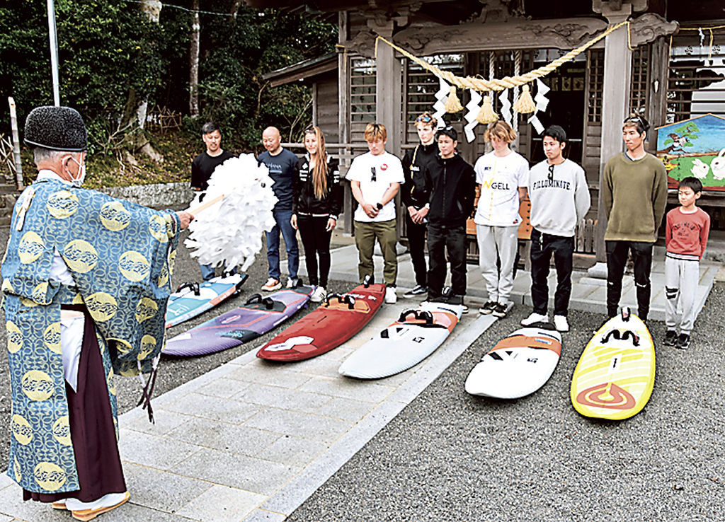 拝殿の外でサーフボードを並べ、海上安全などを祈る選手＝御前崎市の高松神社