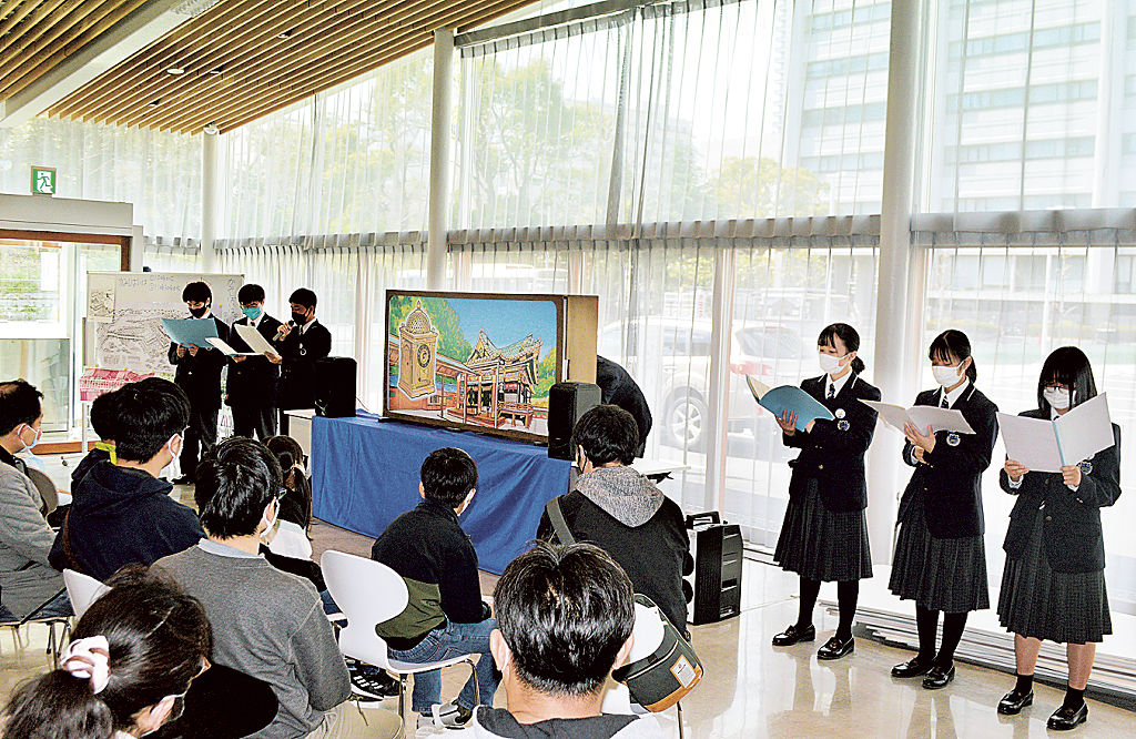 「家康の洋時計」をテーマにした紙芝居を披露する生徒＝静岡市葵区の市歴史博物館