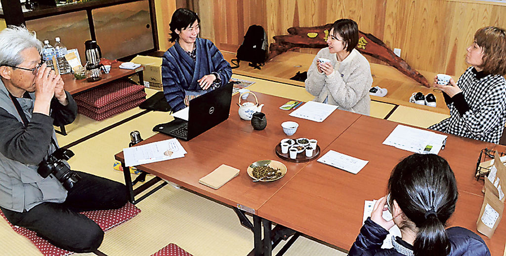 箕作めぐみさん（左から２人目）が焙煎したほうじ茶を試飲する参加者＝藤枝市のとんがりぼう