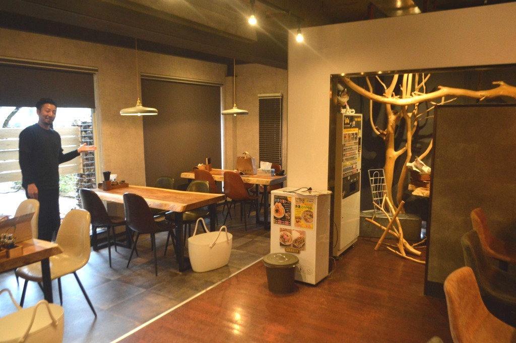 カフェをイメージしたおしゃれな内装で２１日に静岡市清水区入江岡町に移転オープンする新店舗＝３月中旬