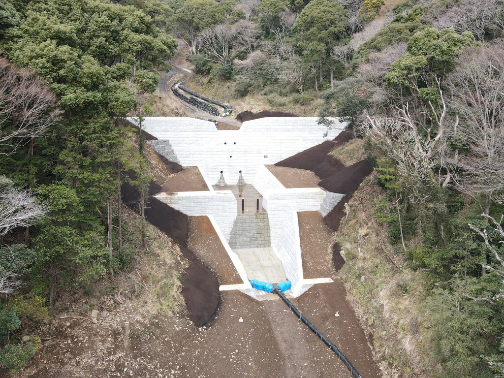 逢初川上流部に完成した新たな砂防ダム(国土交通省中部地方整備局提供)