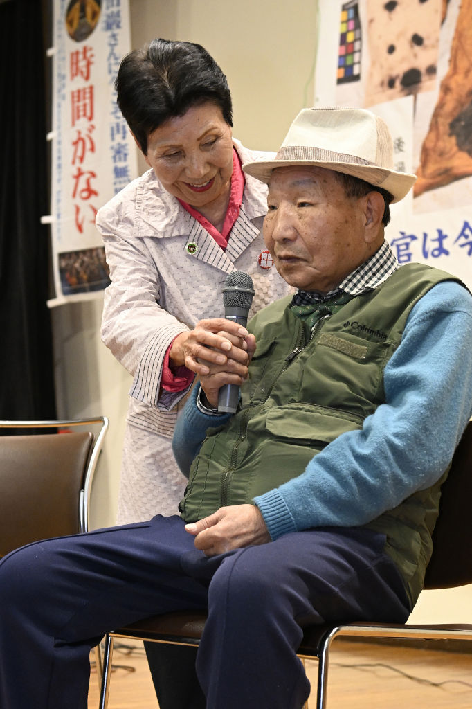 再審開始決定報告集会で支援者に向けて話す袴田巌さん（右）。左は姉ひで子さん＝２１日午後、静岡市内