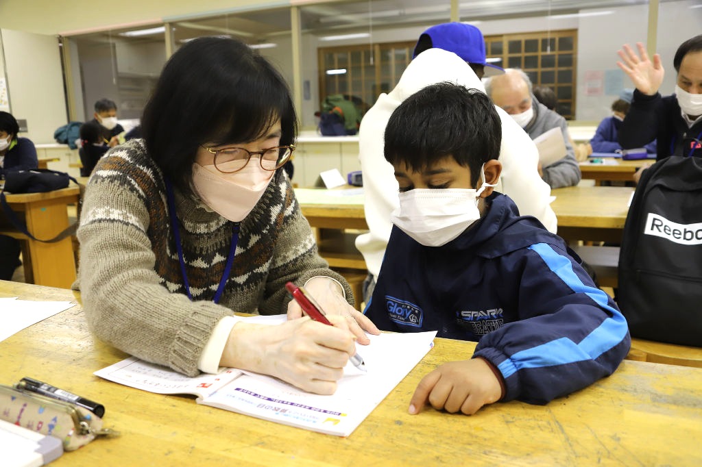 しずおか自主夜間教室で学ぶ外国人の小学生。この日は算数の九九の読み方などを学んだ＝２月下旬、静岡市葵区