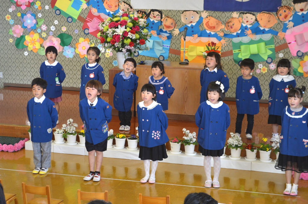 園歌を斉唱する園児たち＝東伊豆町の稲取幼稚園